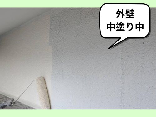 糸島市のN様邸での外壁塗装の中塗り作業の様子をご紹介