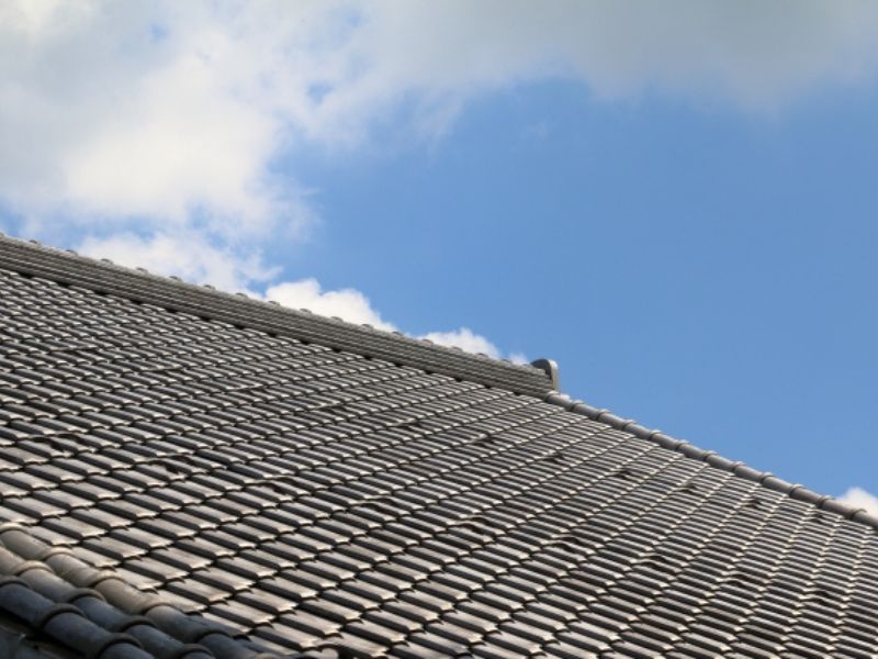 青空の下の瓦屋根