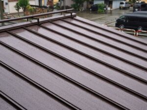 塗料を塗りたてのトタン屋根