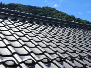 太陽光に反射する瓦屋根