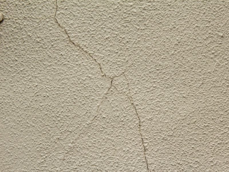 外壁のひび割れは放置して大丈夫？ヘアークラックと補修を考えたいクラックの見分け方