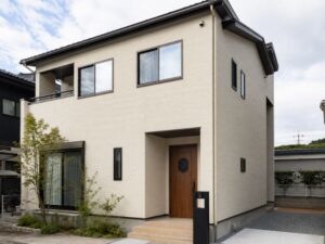 アイボリー外壁の一般住宅全景写真