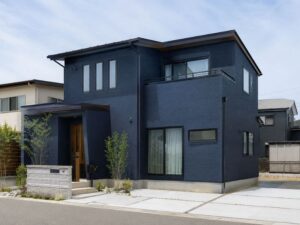 現代的なネイビー外壁の一般住宅