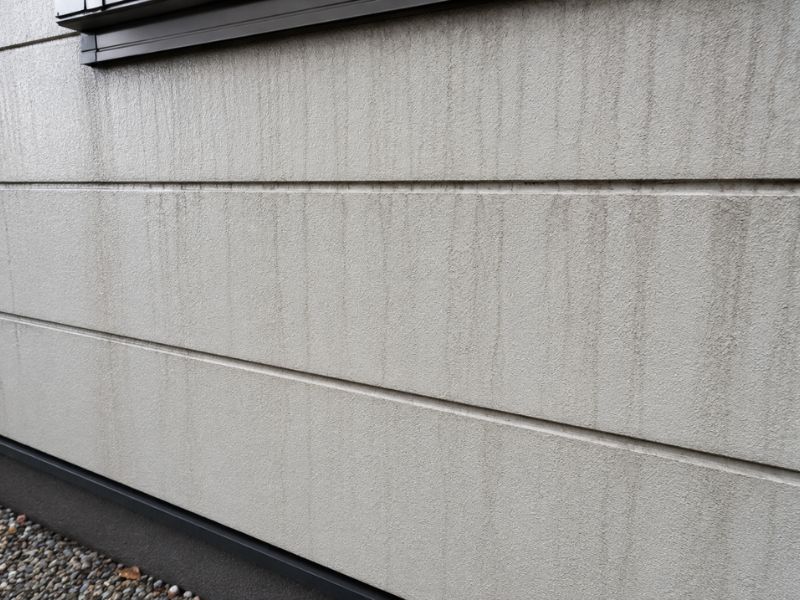 外壁の雨だれ・黒い筋汚れはなぜ起こる？外壁塗装前に知っておきたい対策ポイント