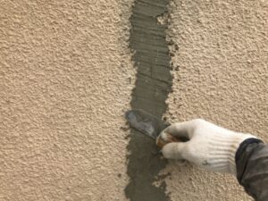 ひび割れや汚れは塗装前の下地処理が大切